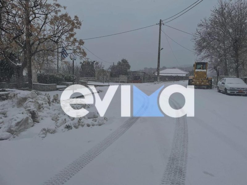 Εύβοια: Πυκνό χιόνι και στον Αλμυροπόταμο- «Μάχη» για να κρατηθεί ο επαρχιακός δρόμος ανοικτός (Εικόνες)