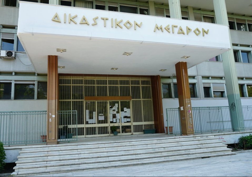 Σοκ: Νεαρός κρεμάστηκε μέσα σε δικαστήρια