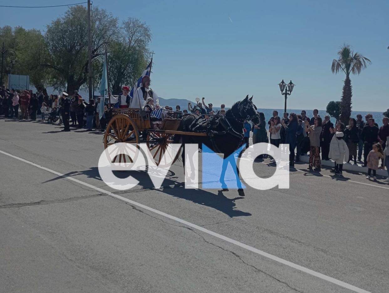 25η Μαρτίου στην Εύβοια: Ξεκίνησαν οι παρελάσεις – Έκλεψαν τις εντύπωσες τα άλογα (pics)