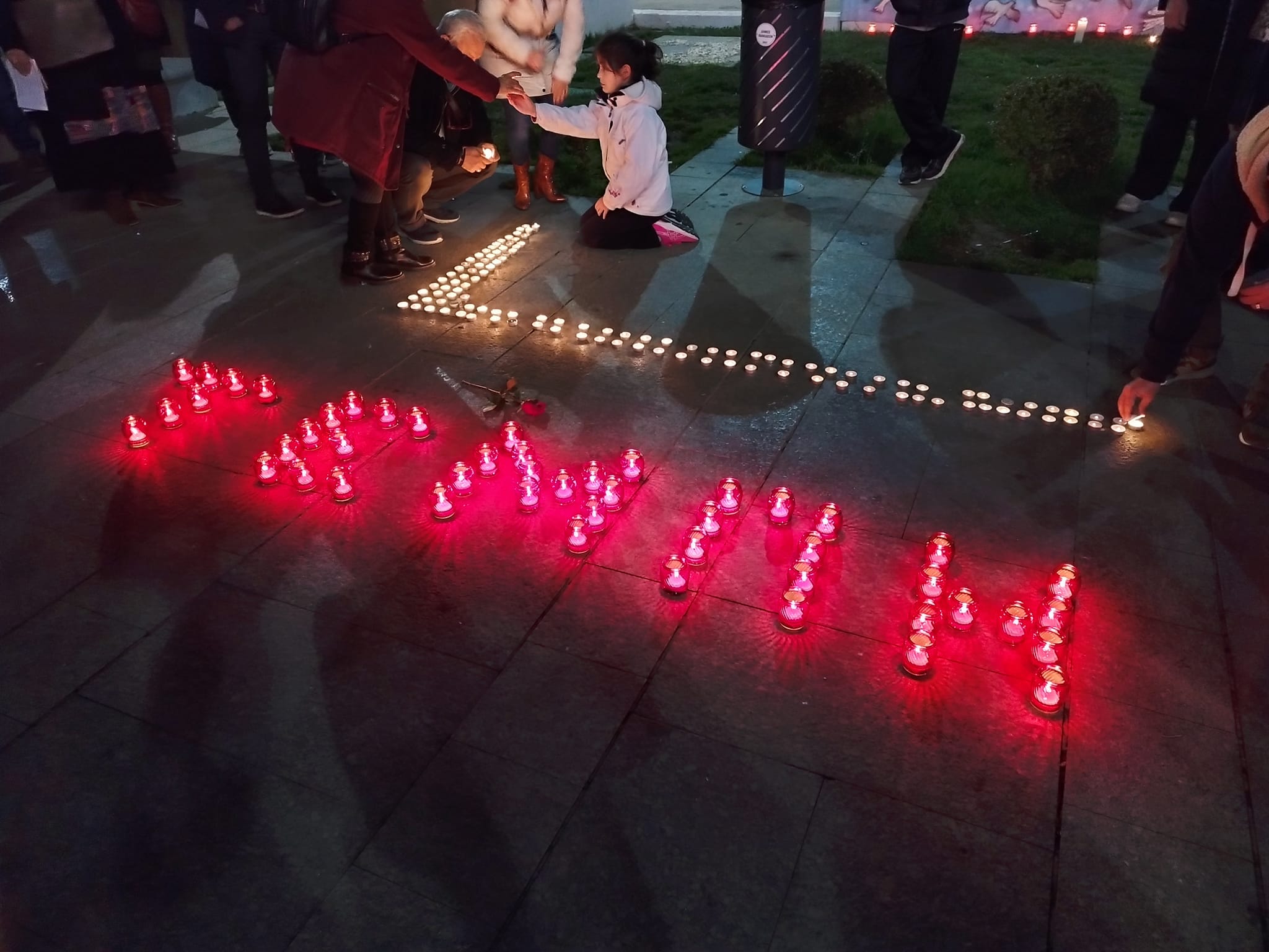Εύβοια: Σιωπηλή διαμαρτυρία με κεριά στη Χαλκίδα για την τραγωδία στα Τέμπη