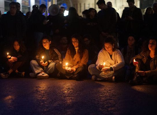 Τραγωδία στα Τέμπη: Η Βόρεια Εύβοια πενθεί – Σιωπηρή διαμαρτυρία για τους νεκρούς