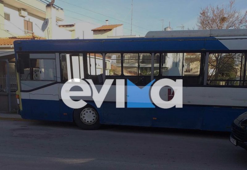 Πανικός στην Εύβοια: Σχολικό λεωφορείο γεμάτο παιδιά, παραβίασε STOP και συγκρούστηκε με ΙΧ