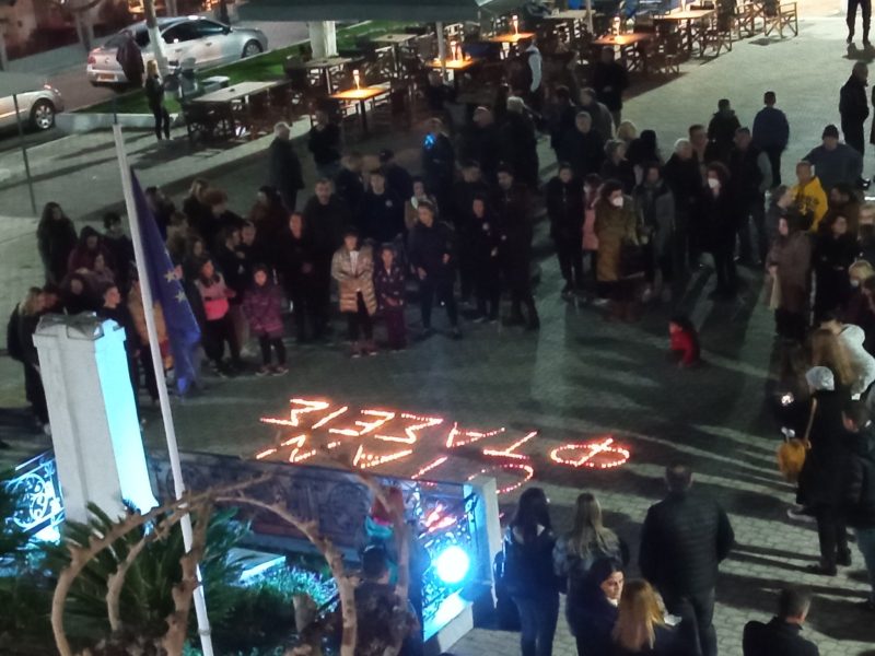 Εύβοια: Η Αμάρυνθος απέδωσε φόρο τιμής στους νεκρούς της σύγκρουσης τρένων στα Τέμπη
