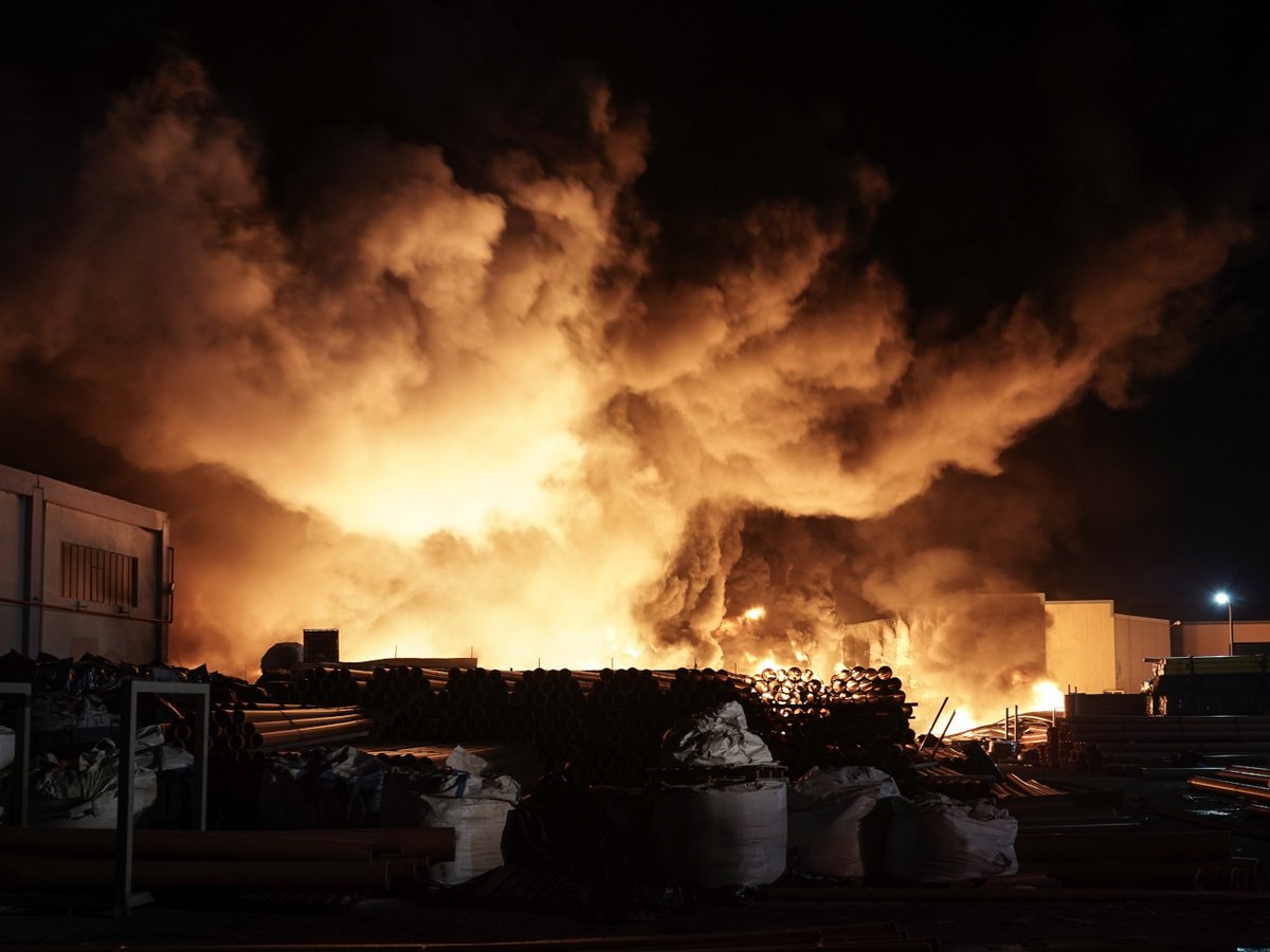 Μεγάλη φωτιά σε εργοστάσιο στο Σχηματάρι
