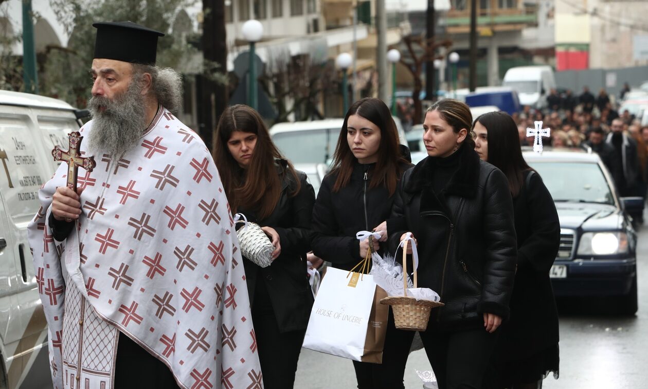 Σύγκρουση τρένων στα Τέμπη: Ανείπωτος πόνος στην κηδεία της 23χρονης Ιφιγένειας