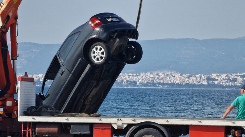 Δέθηκε με χειροπέδες και έπεσε στο λιμάνι με το αυτοκίνητό του- Τι είπε πριν το κάνει