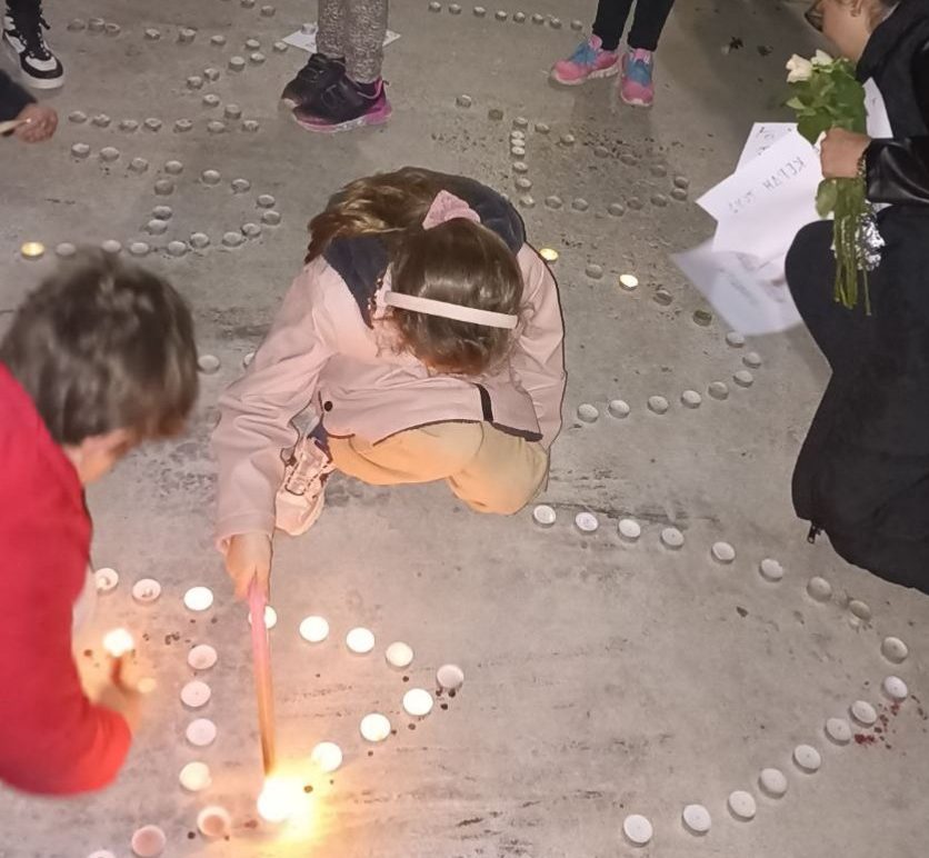 Εύβοια: «Βουβός» πόνος στη Λουτρόπολη – Πέταξαν λουλούδια στο λιμάνι στη μνήμη των θυμάτων στα Τέμπη