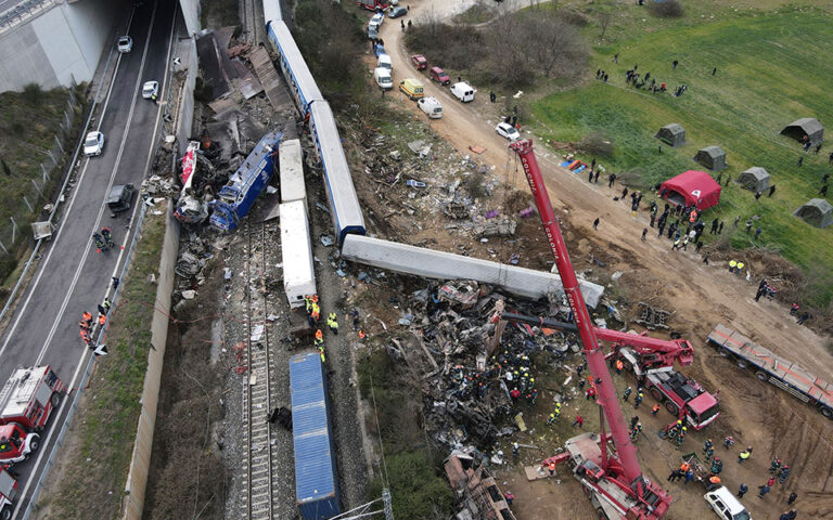 Σύγκρουση τρένων στα Τέμπη: Έχουν ταυτοποιηθεί 52 από τους 57 νεκρούς – 48 τραυματίες