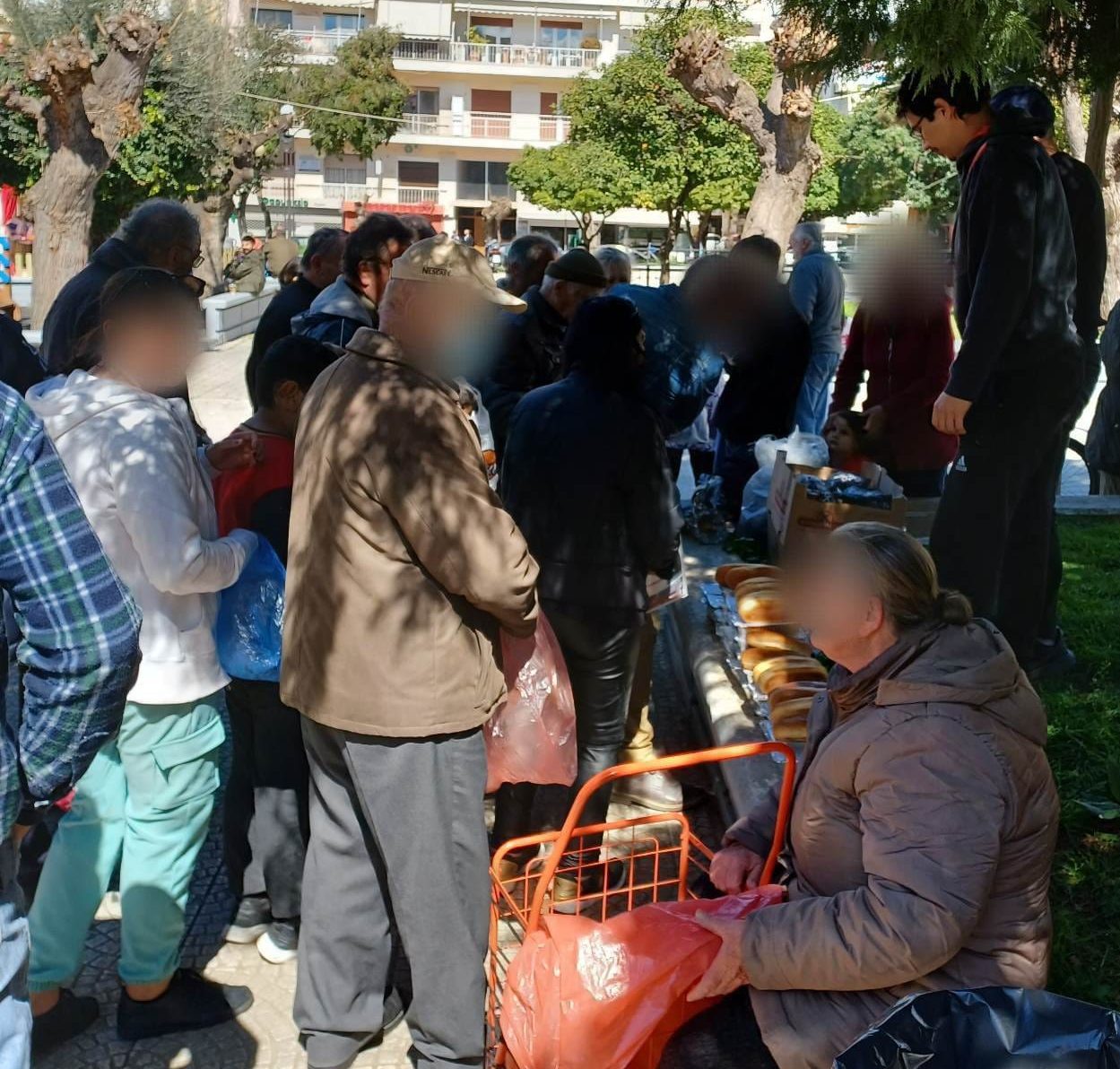 Εύβοια: Μοίρασαν φαγητό σε άπορους της Χαλκίδας