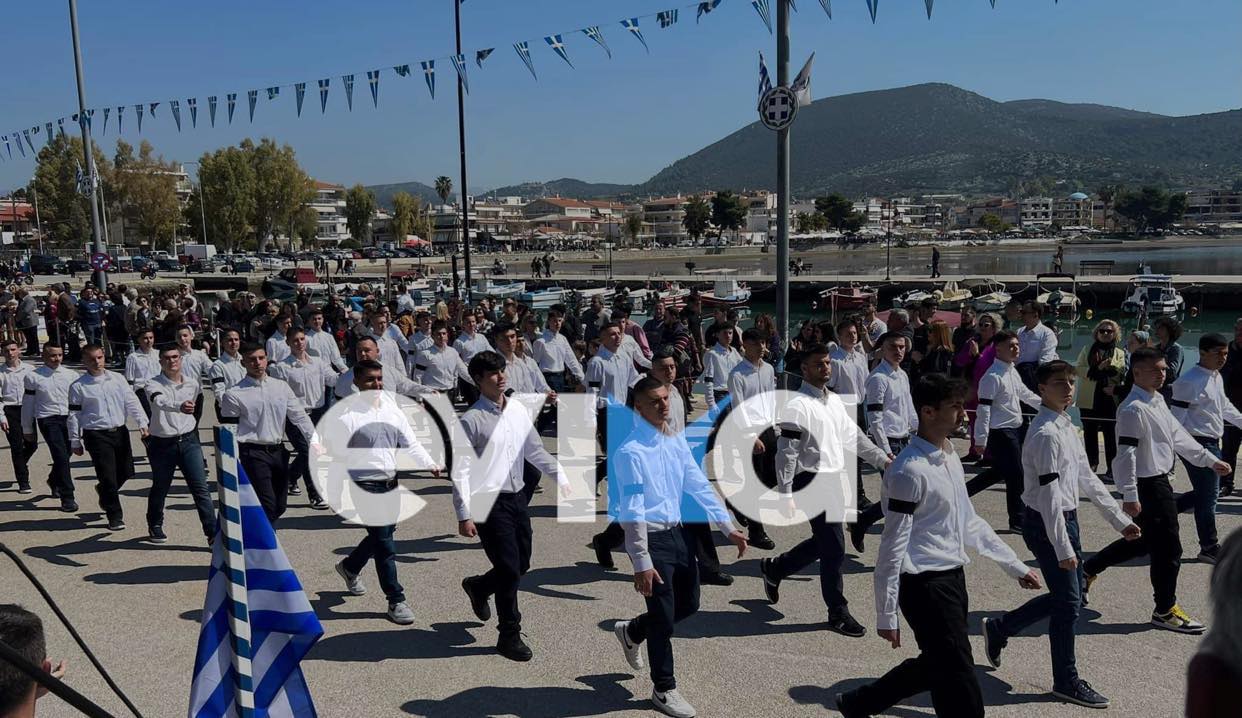 Συγκίνησαν οι μαθητές στην Εύβοια: Παρέλασαν με μαύρη κορδέλα για την τραγωδία των Τεμπών