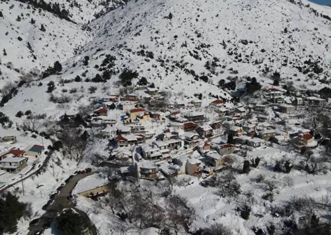 Το παραμυθένιο χωριό της Εύβοιας, με τα «λευκά» τοπία