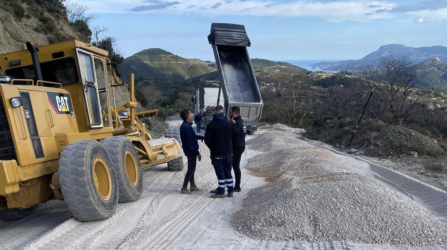 Εύβοια: Δουλεύουν ασταμάτητα οι μπουλντόζες της Περιφέρειας και του Δήμου στη Δ. Ε. Κύμης