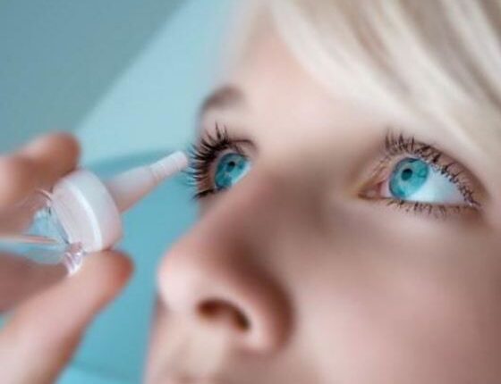«Καμπανάκι ΕΟΦ» για σταγόνες στα μάτια- Τι μπορούν να προκαλέσουν σύμφωνα με τον FDA