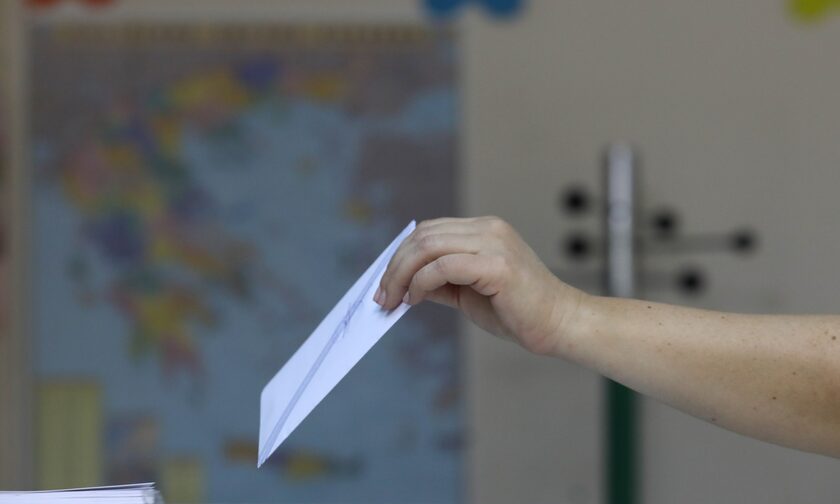 Δημοσκόπηση: Στο 3.9% η διαφορά της Νέας Δημοκρατίας από τον ΣΥΡΙΖΑ