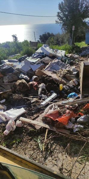 Εύβοια: Το παράκαναν! Καθάρισαν την αυλή και πέταξαν μπάζα και κλαριά στο δρόμο – Έρχονται πρόστιμα από το Δήμο