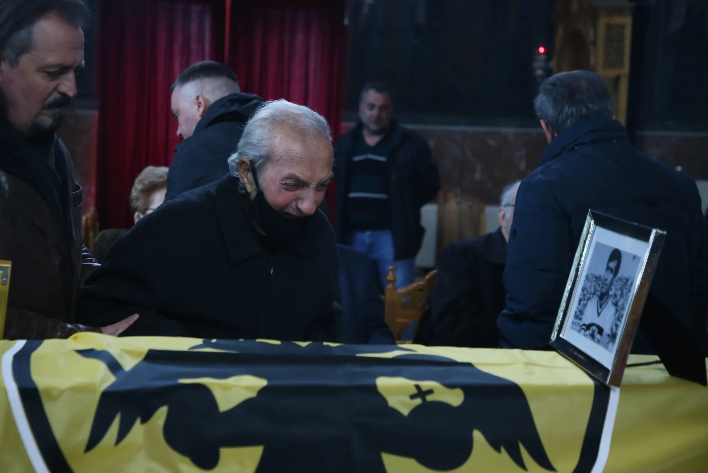 Κηδεία Μίμη Παπαϊωάννου: Συντετριμμένοι Νεστορίδης, Αντωνιάδης