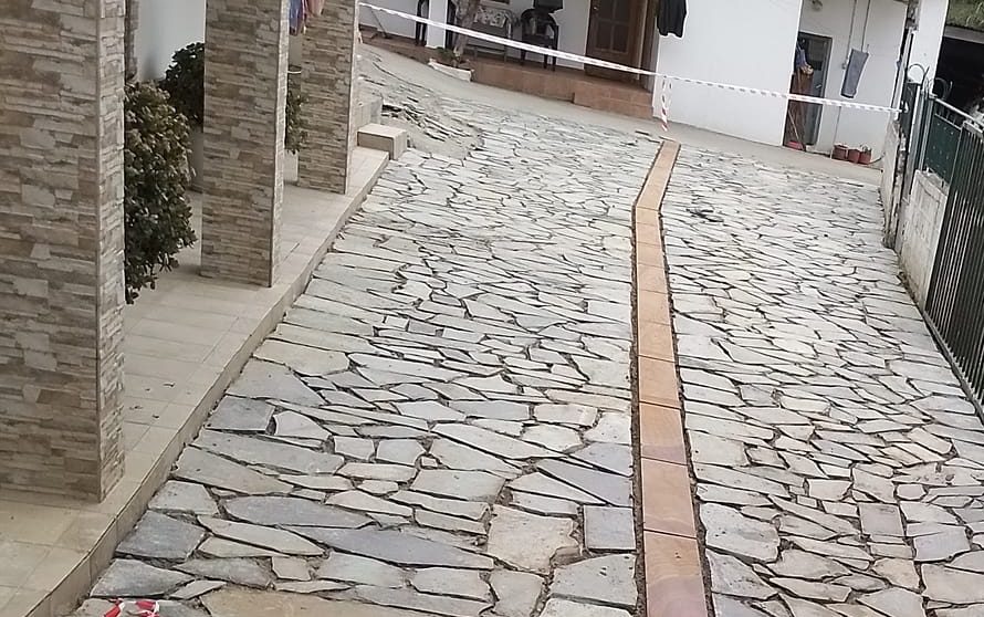 Εύβοια: Σε αυτό το χωριό έκανε πλακόστρωτα τα σοκάκια ο δήμαρχος (pics)