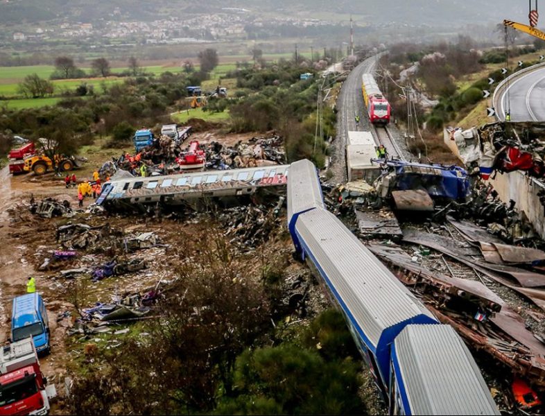 Σύγκρουση τρένων στα Τέμπη: Βρήκε ένα μωρό κάτω από το κάθισμά του