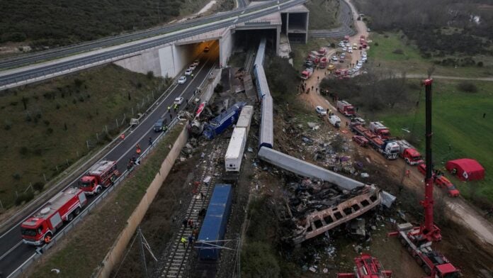 Τέμπη: Η μητέρα του μοναδικού επιζώντα του 1ου βαγονιού μιλάει για το παιδί της, «ελπίζουμε σε ένα θαύμα»