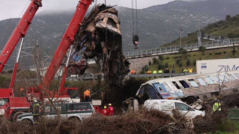 Σύγκρουση τρένων στα Τέμπη: Ανασύρθηκαν επτά απανθρακωμένες σοροί