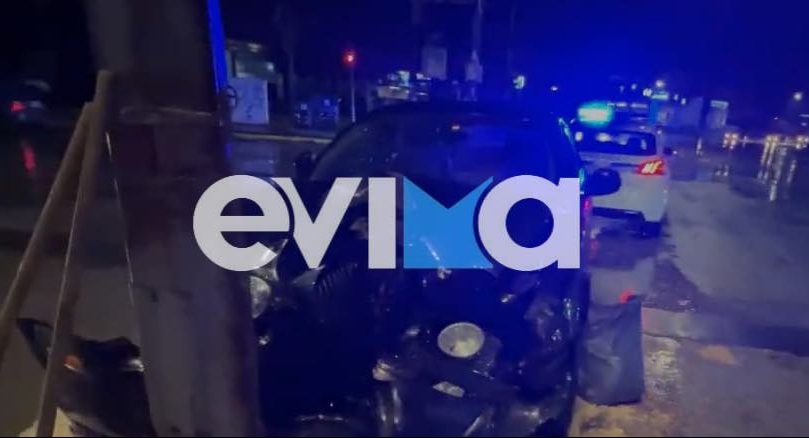 Εύβοια: Σφοδρό τροχαίο, αυτοκίνητο στούκαρε σε κολόνα φαναριών – Στο νοσοκομείο ο οδηγός (pics)