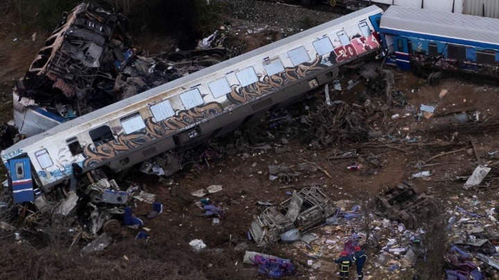 Σύγκρουση τρένων στα Τέμπη: Ανακοίνωση της Hellenic Train – «Στεκόμαστε δίπλα στις οικογένειες των θυμάτων»