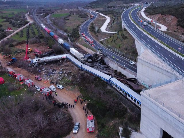 Σύγκρουση τρένων στα Τέμπη: Εντοπίστηκαν ακόμη δύο σοροί στα συντρίμμια! – 36 οι νεκροί