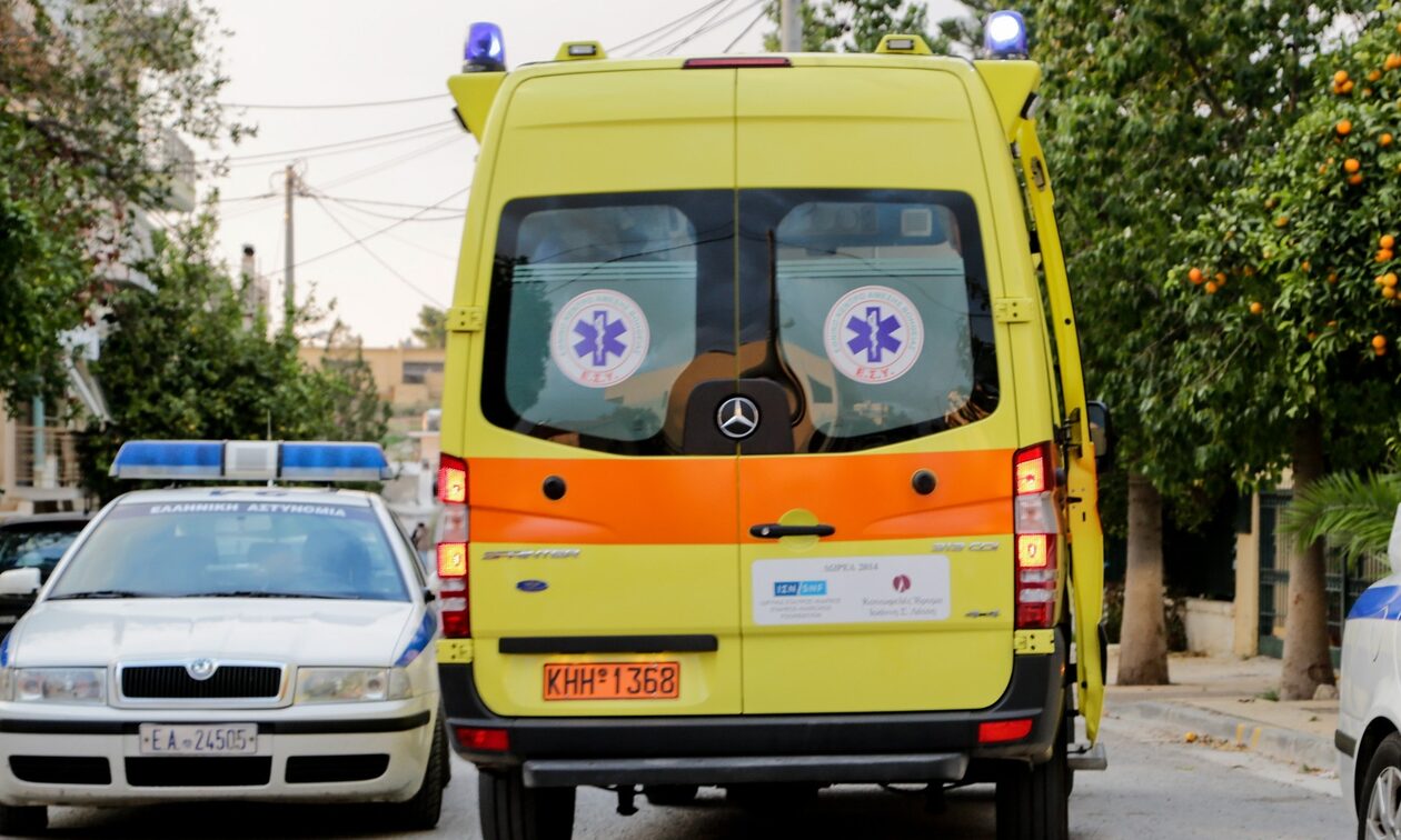 Σοβαρό τροχαίο στην Εύβοια: Μηχανή καρφώθηκε πάνω σε φορτηγό
