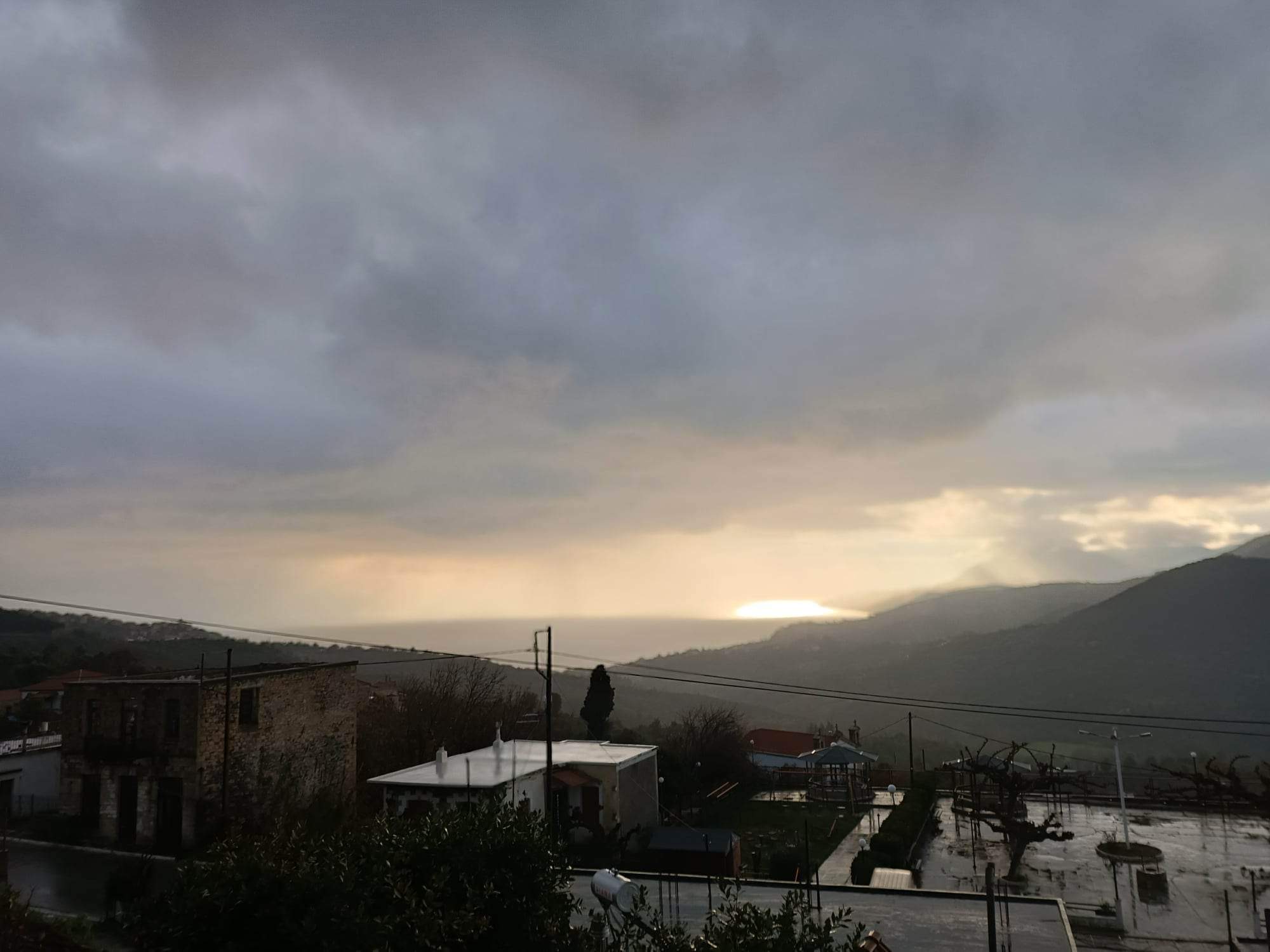 Εύβοια – Καιρός: Επιδείνωση σήμερα με βροχές και καταιγίδες – Πότε θα βελτιωθεί