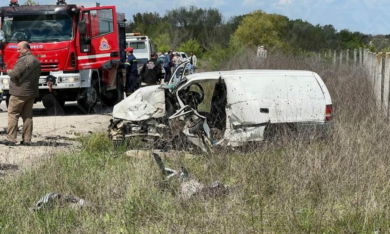 Τρεις νεκροί από μετωπική σύγκρουση δύο ΙΧ