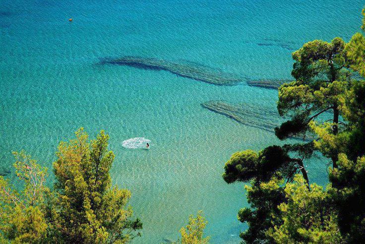 Αυτή είναι η Σπιναλόγκα της Εύβοιας… η παραλία με τα καταγάλανα νερά