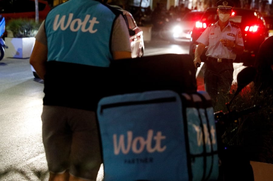 Wolt: Στους δρόμους οι διανομείς μέχρι τη Δευτέρα ενάντια στη μείωση των αμοιβών τους – Τι ζητούν