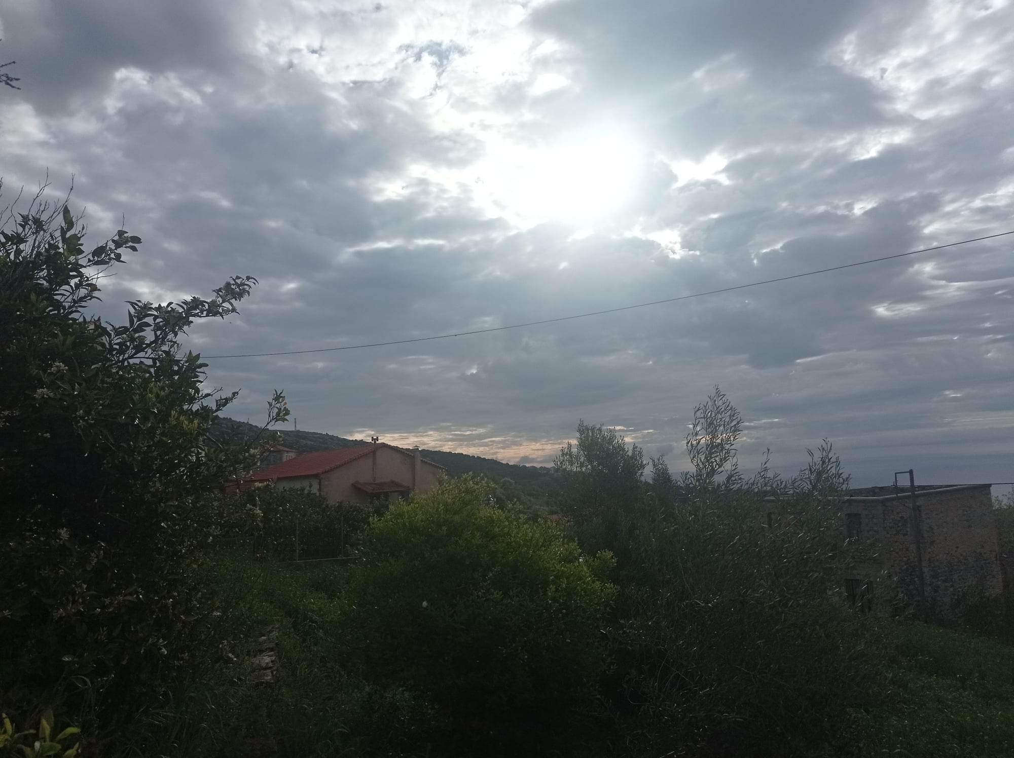 Καιρός: Συννεφιά και ζέστη σήμερα στην Εύβοια