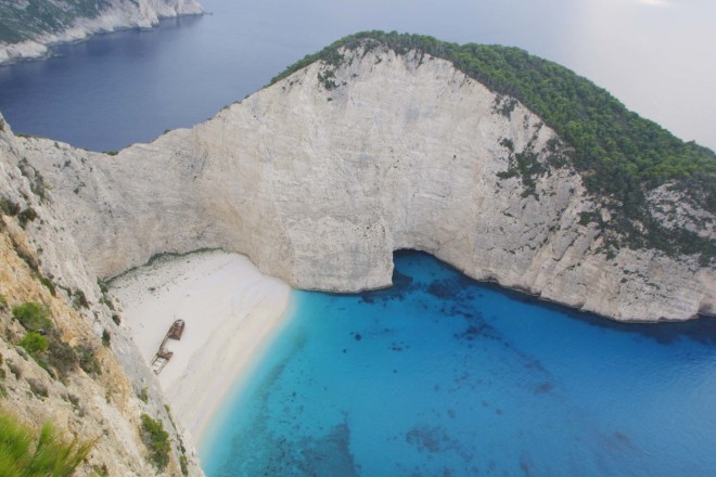 Κλείνει διάσημη παραλία της Ελλάδας υπό τον φόβο κατολισθήσεων