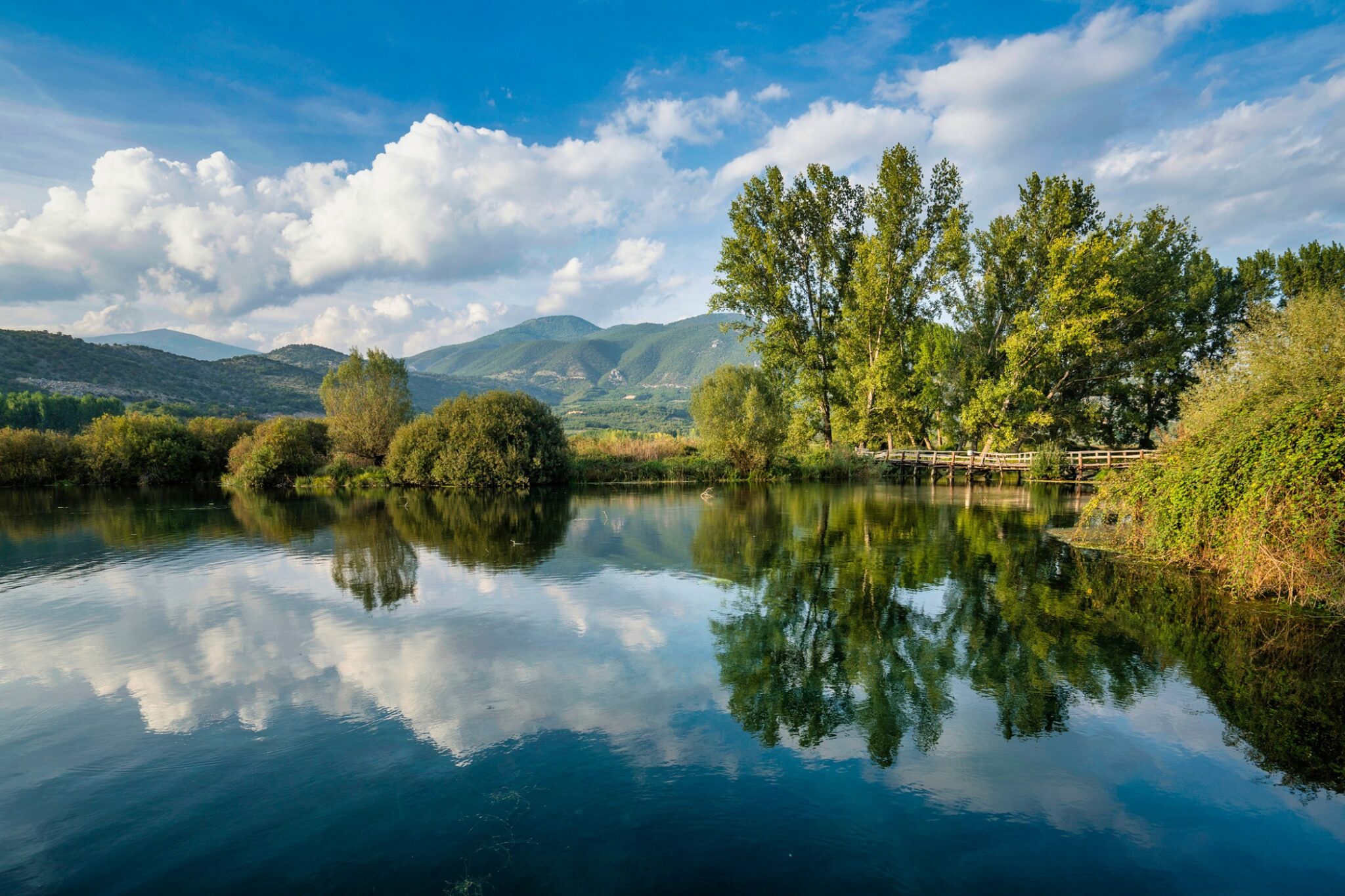 Λίμνες Μεταλλείων: Γνωρίστε τον κορυφαίο ρομαντικό προορισμό της Εύβοιας