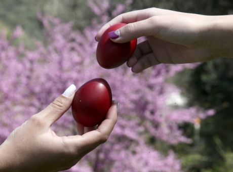 Πάσχα: Για ποιο λόγο τσουγκρίζουμε αυγά