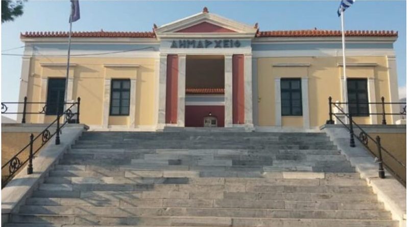Εύβοια: Ο Δήμος Καρύστου φωτίζει «μπλε» το Δημαρχείο