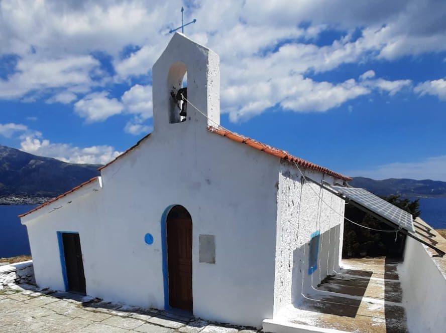 Εύβοια: Έκαναν «κούκλα» το εκκλησάκι στο νησί απέναντι από την Κάρυστο