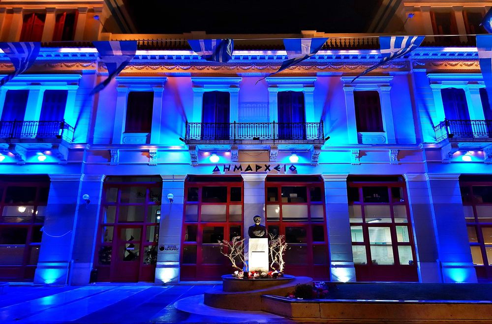 Εύβοια: Γιατί γίνεται μπλε το δημαρχείο στη Χαλκίδα