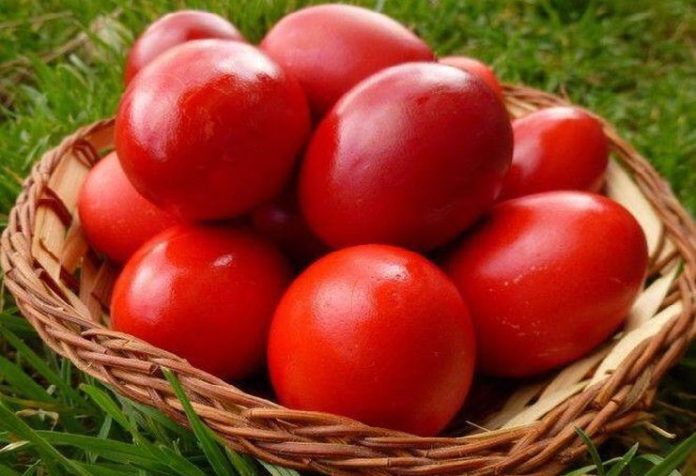 ΕΟΔΥ: Πόσο αντέχουν τα κόκκινα αυγά εκτός ψυγείου – Τι πρέπει να ξέρετε