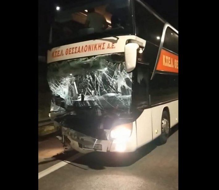 Πλαταμώνας: Λεωφορείο του ΚΤΕΛ έπεσε πάνω σε ΙΧ στη ΛΕΑ – Ένας νεκρός και έξι τραυματίες
