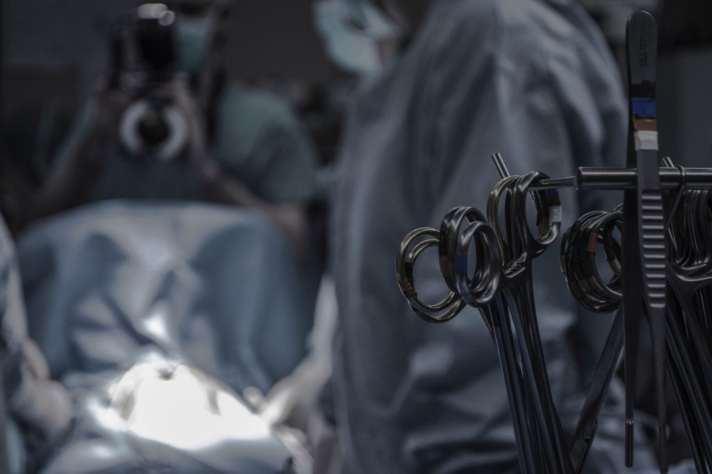 Δεν το χωρά ο νους: 18χρονη… κατάπιε ολόκληρο κινητό – Οδηγήθηκε στο χειρουργείο