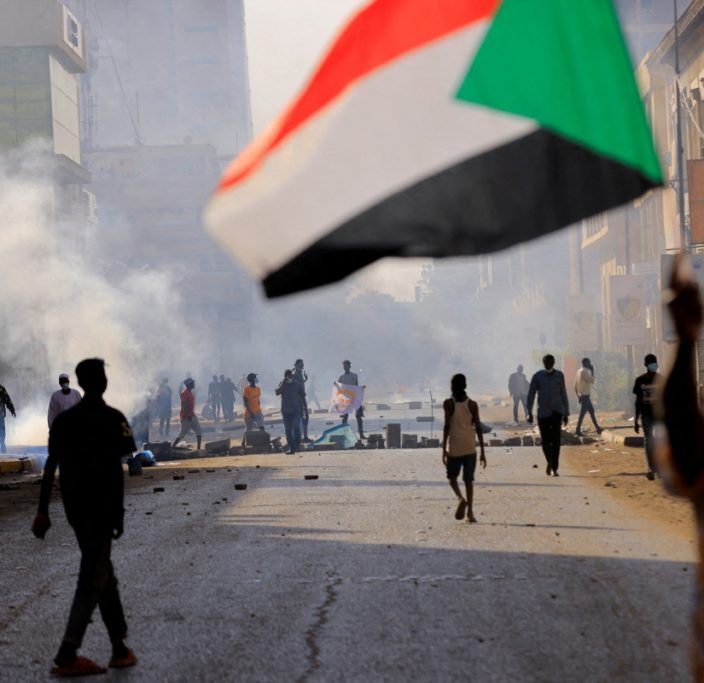 Σουδάν: Πυρά έπεσαν στο όχημα του Μητροπολίτη Σάββα – Η πρώτη ομάδα Ελλήνων αποχώρησε, μαζί τους και οι δύο τραυματίες