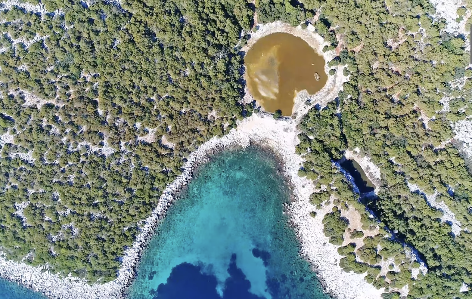 Το άγνωστο νησί με τις δύο λίμνες μια ανάσα… από την Εύβοια