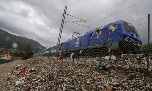 Συγκίνηση: Η στιγμή που το Intercity περνά από το σημείο της σύγκρουσης των 2 τρένων στα Τέμπη