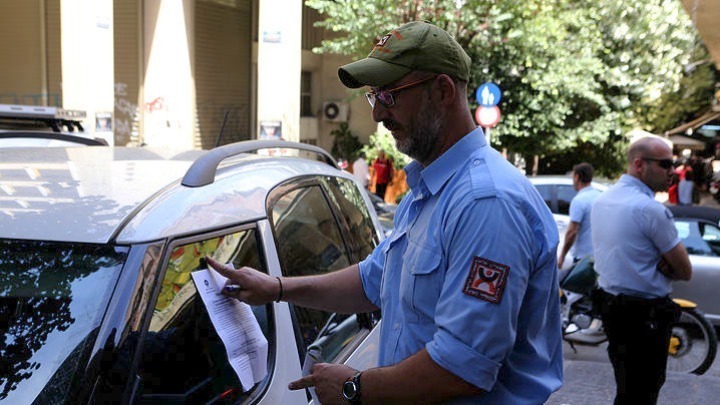 Πάτησε με το αυτοκίνητό του δημοτικό αστυνομικό επειδή του έκοψε κλήση