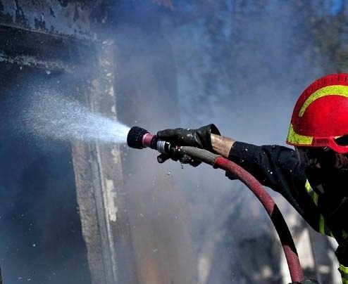 Άνδρας έβαλε φωτιά και προκάλεσε έκρηξη σε πολυκατοικία – Νοσηλεύεται φρουρούμενος