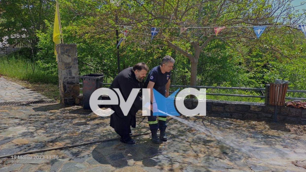 Εύβοια: Ιερέας έπιασε τη μάνικα και καθάρισε την εκκλησία μαζί με εθελοντές
