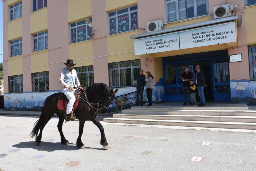 Εκλογές στην Τουρκία: Πήγε να ψηφίσει πάνω σε άλογο ντυμένος καουμπόι