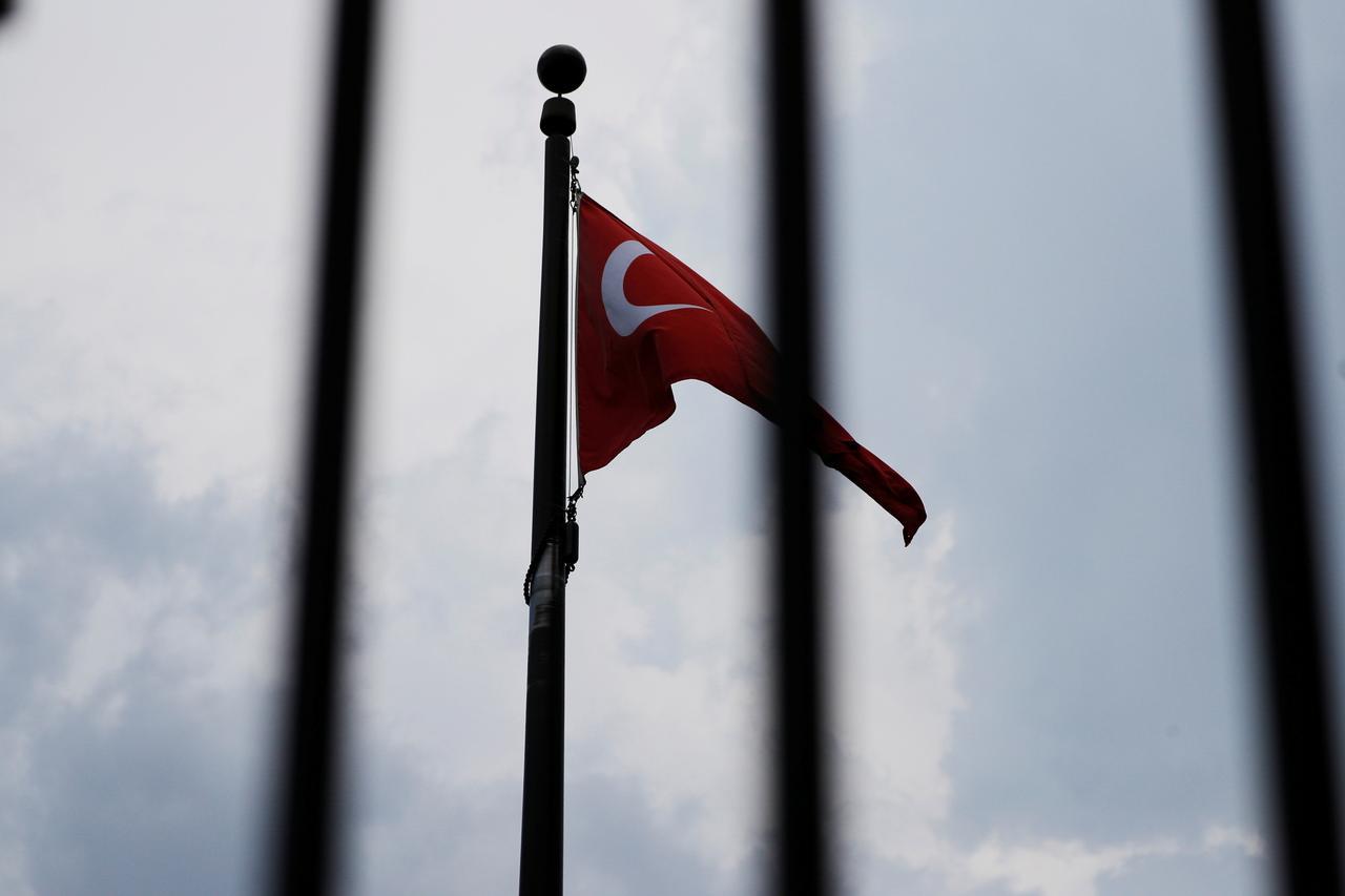 Στα πρόθυρα capital controls η Τουρκία